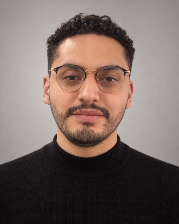 Joffre Llerena, retrato con gafas y suéter negro